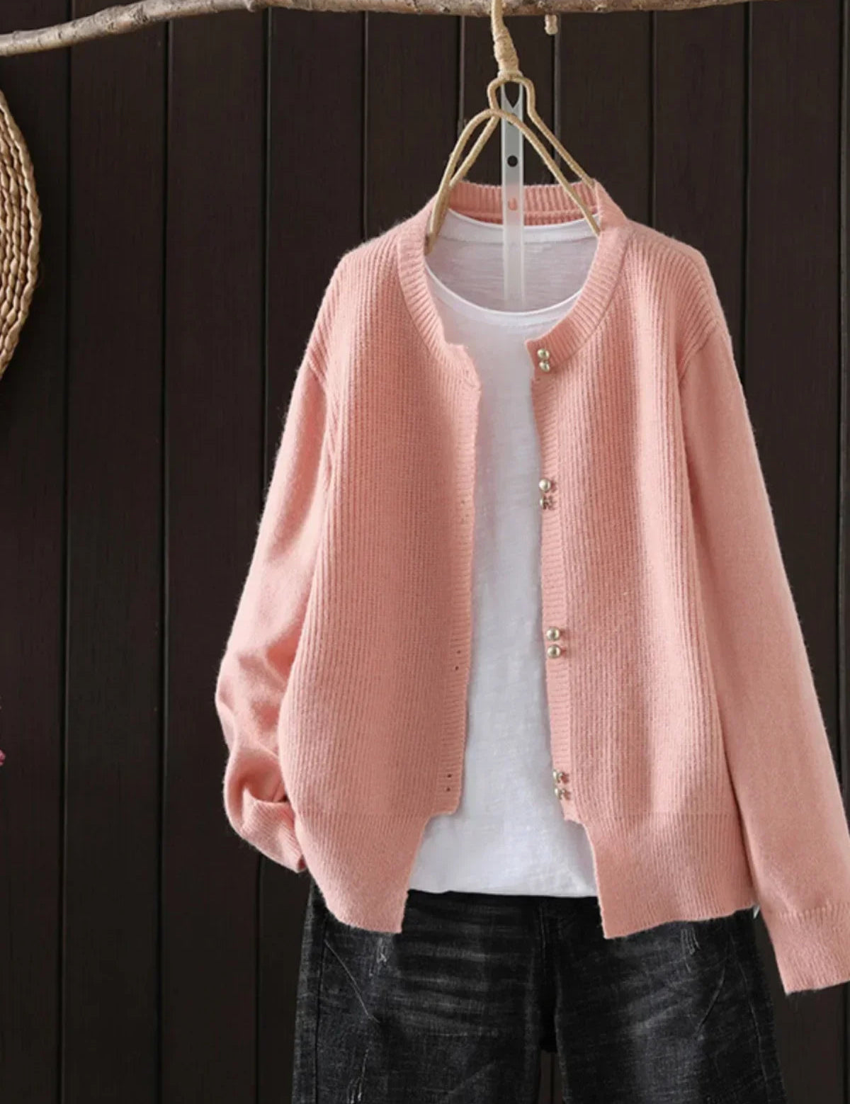 Damski Dzianinowy Kardigan Zapinany na Guziki z Perłowymi Akcentami 2