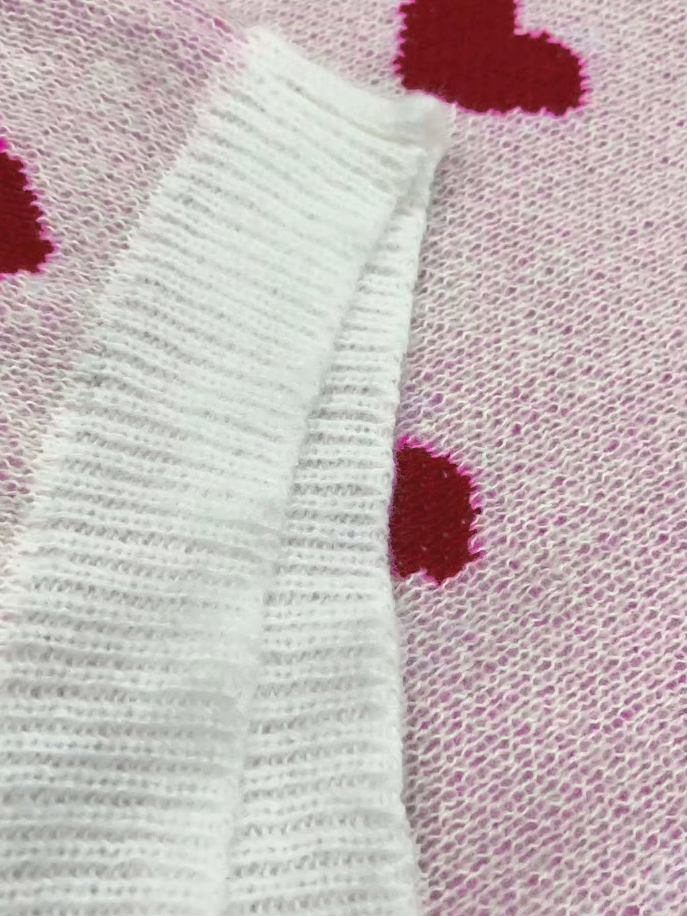 Elegancki sweter damski z wzorem serc na chłodne dni 4