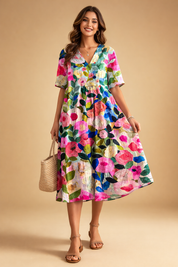 Dominika | Sukienka z dekoltem w serek w swobodnym stylu z kwiatowym wzorem